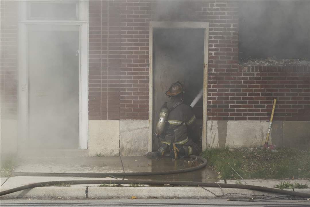 TFD-Dorr-street-fire-hose-grounded