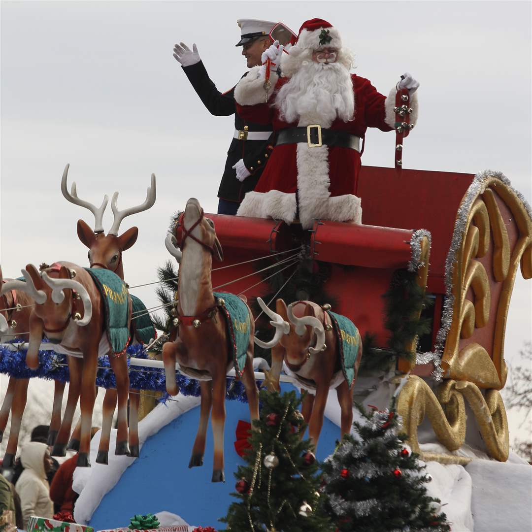 Santa-waves-as-he-passes-through-Toledo