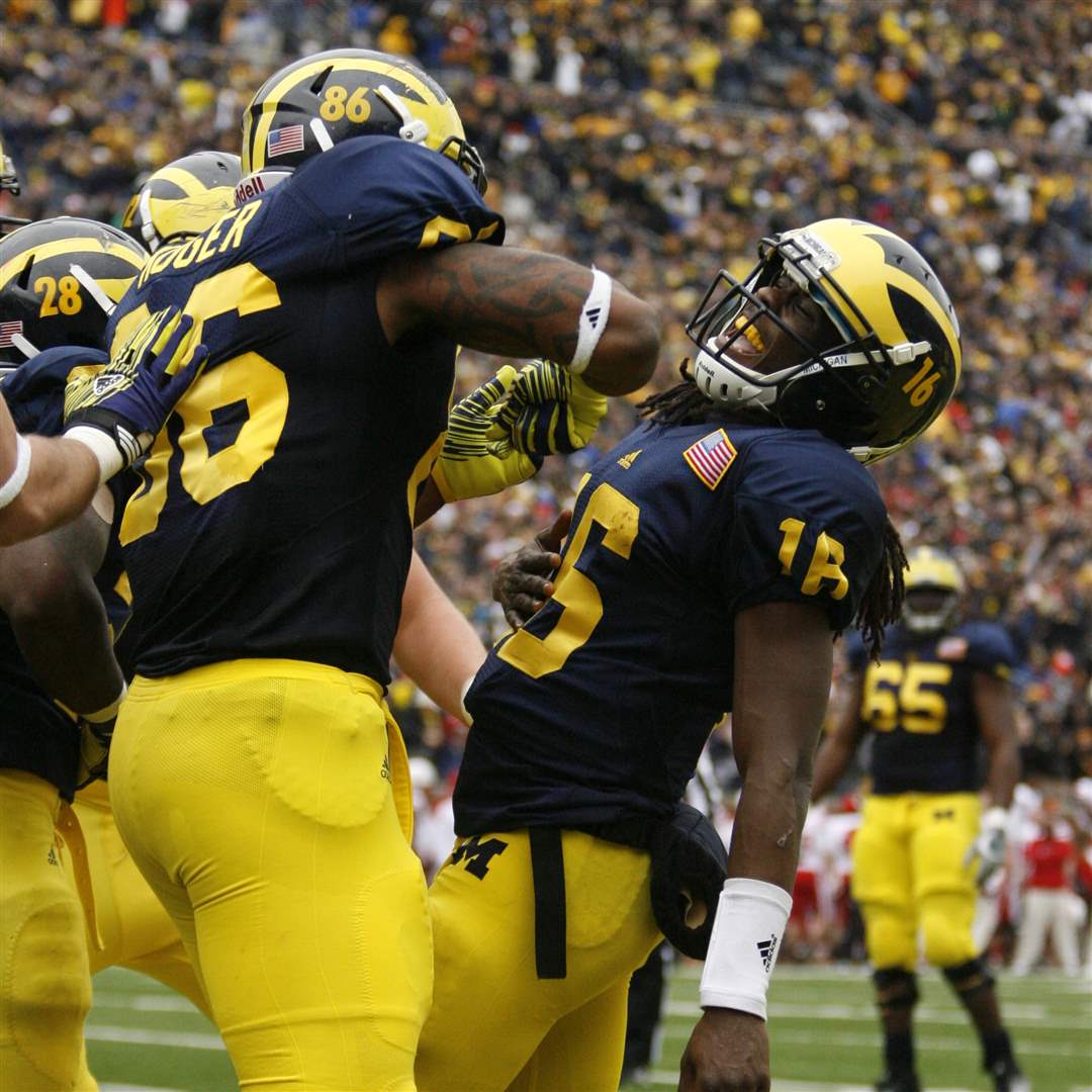 UM-s-Kevin-Koger-86-and-Denard-Robinson-16-offer-congratulations-after-a-TD