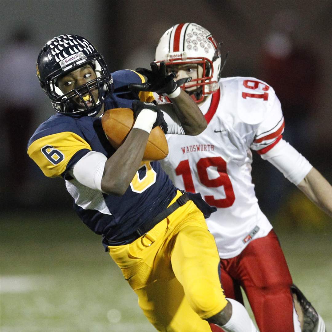 Whitmer-s-Alonzo-Lucas-6-hauls-in-a-pass-for-a-TD