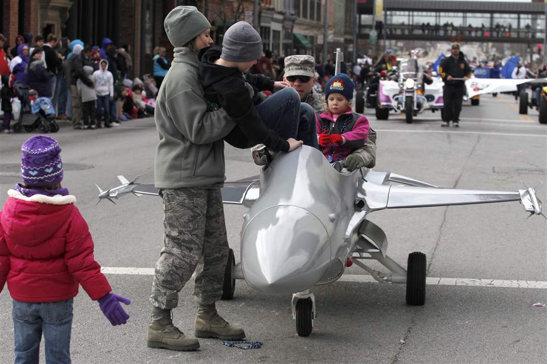 Master-Sgt-Robin-Wiseman-helps-kids-into-a-jet-driven-by-Tech-Sgt-Jason-Mims