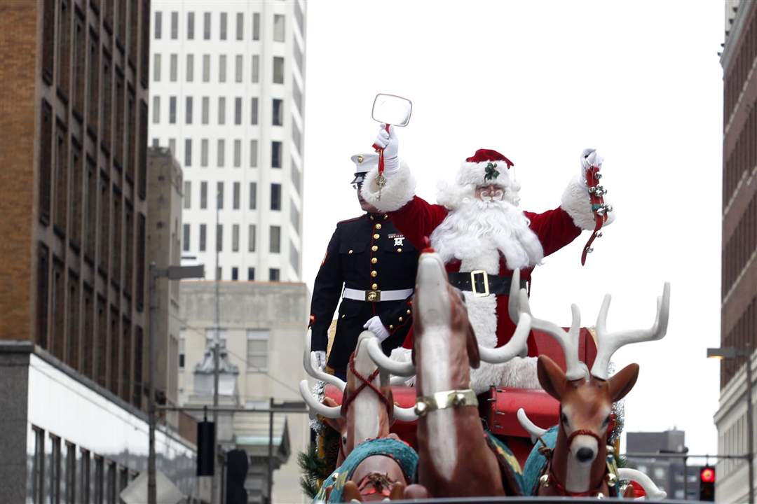 Santa-Claus-comes-to-downtown