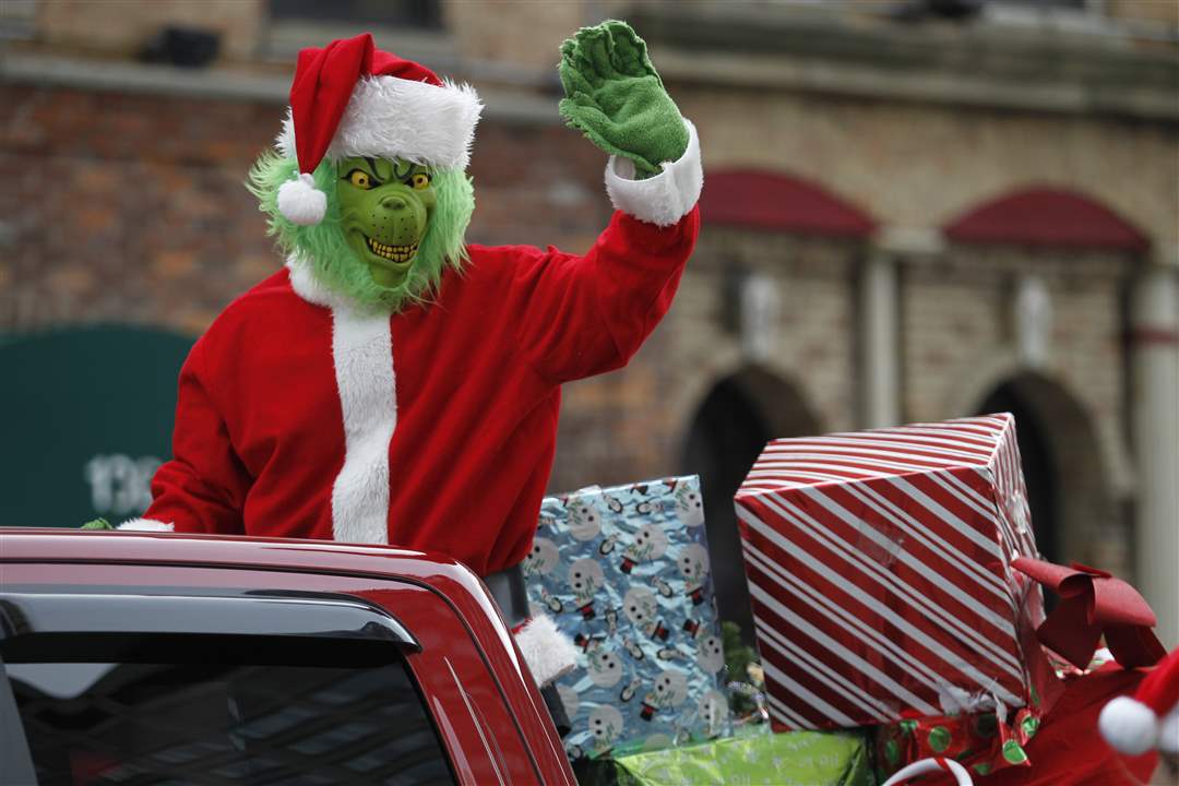 The-Grinch-smiles-at-the-Holiday-Parade