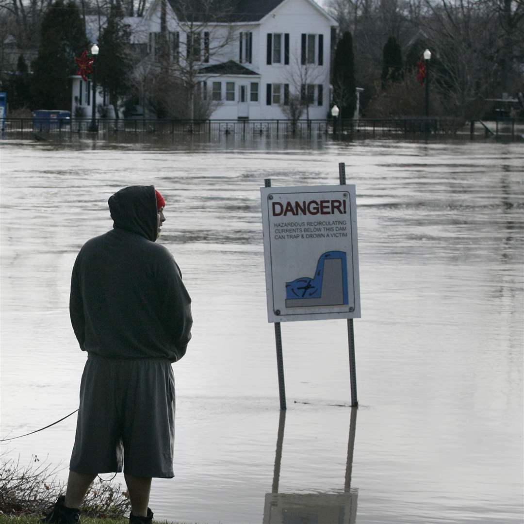 Dundee-resident-John-Rushlow-watches-the-flooded-River-Raisin-in-downtown