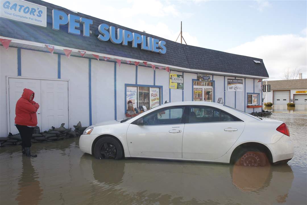 Floodwaters-at-Gator-s-Pet-Supplies-parking-lot