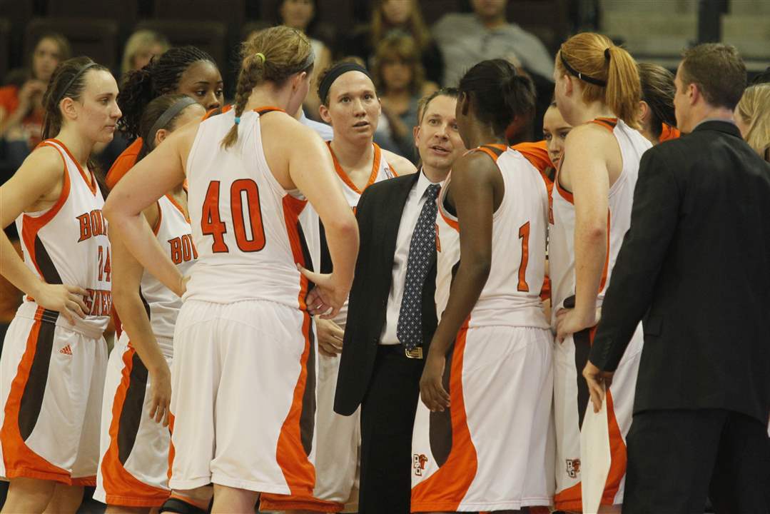 BGSU-coach-Curt-Miller-talks-to-his-players-during-a-timeout