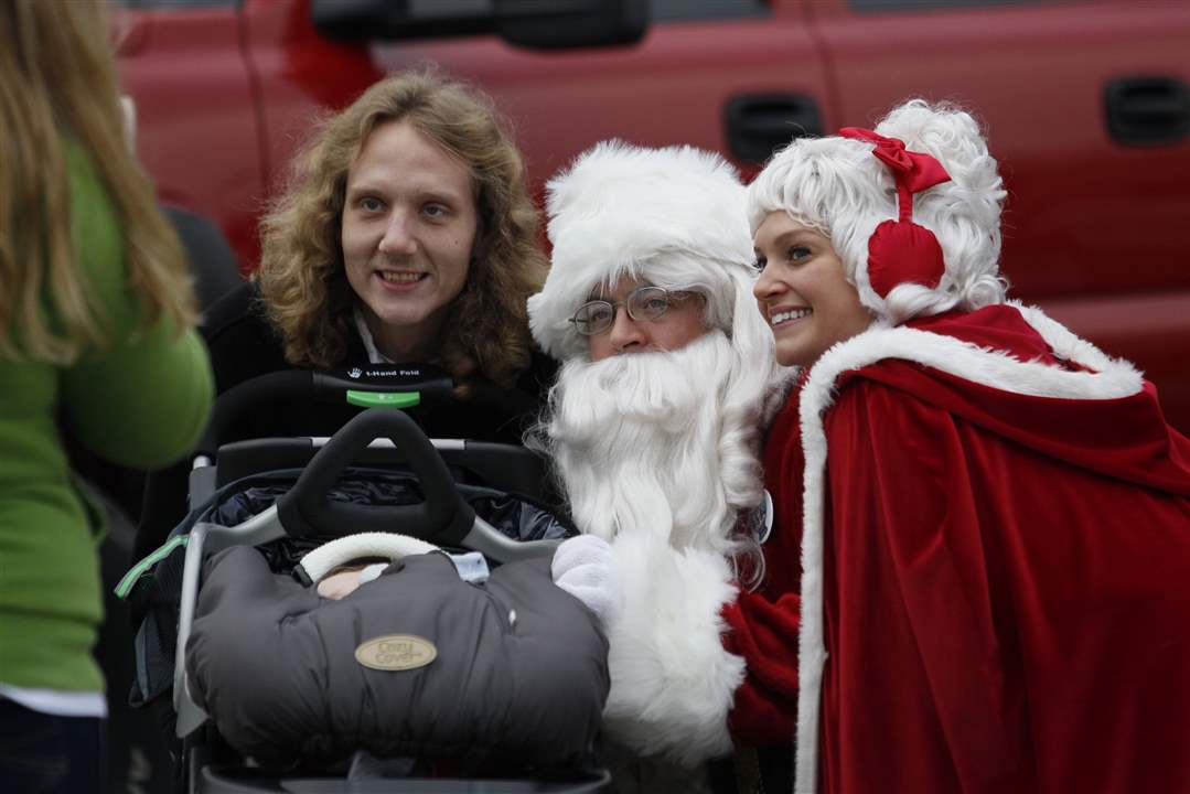 Typhanie-Spinelli-LaSalle-Mich-photographs-Kyle-Bates-and-her-son-Kyle-Bates-Jr-with-Santa-Claus