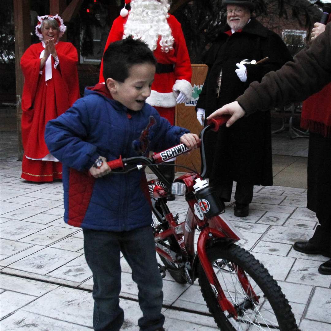 chris-gets-bike-from-santa