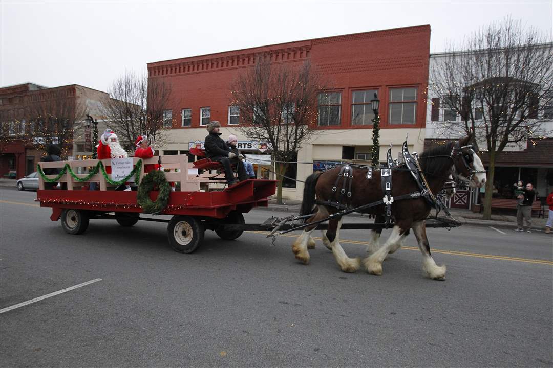 santa-arrives-pulled-by-horse