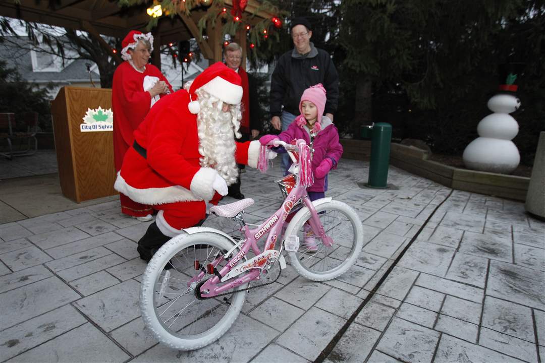 santa-gives-grace-a-bike