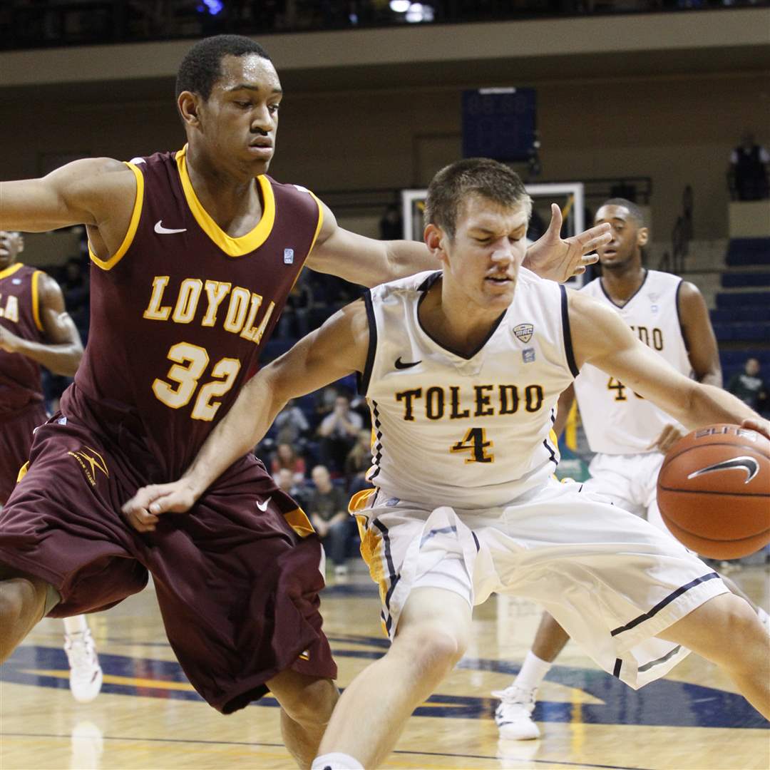 UT-player-Majerle-is-turned-around-by-Loyola-Chicago-s-Christian-Thomas