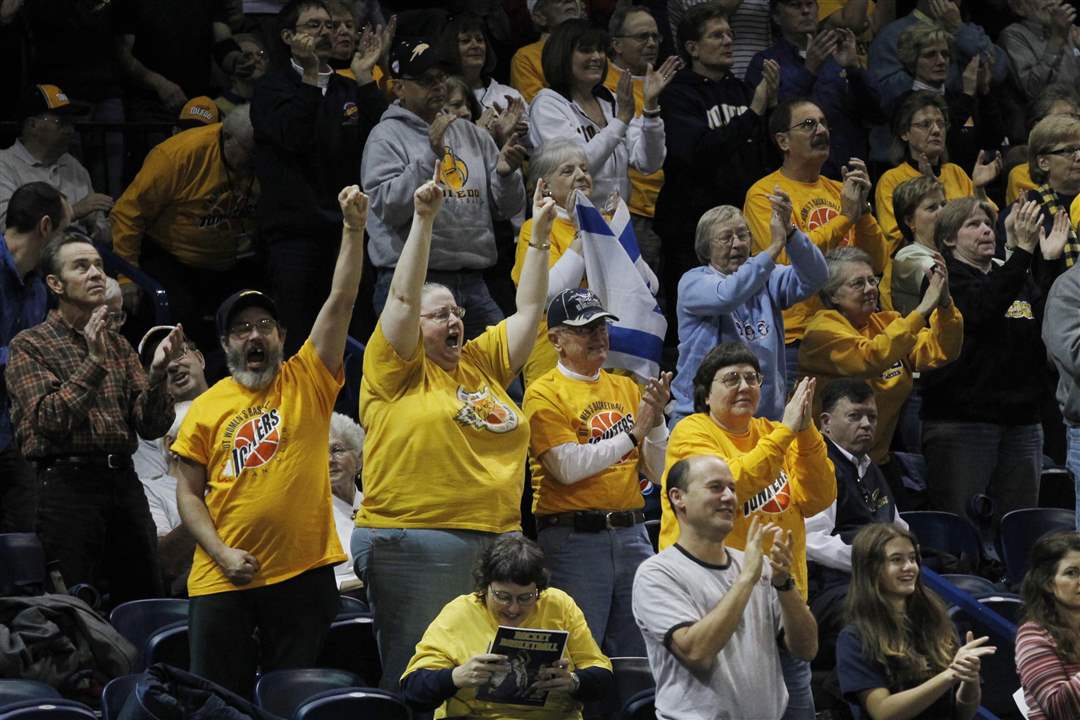 Fans-cheer-on-the-UT-Lady-Rockets