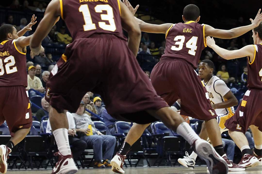 Loyola-Chicago-defense-during-the-first-half