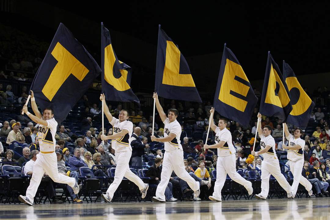 UT-cheerleaders-fly-the-Toledo-flags