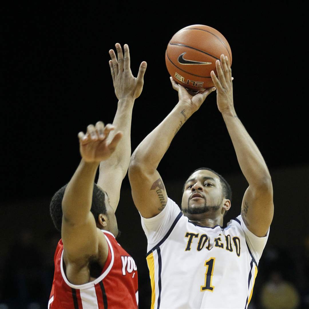 UT-s-Dominique-Buckley-puts-up-a-shot-over-a-Youngstown-State-player-Blake-Allen