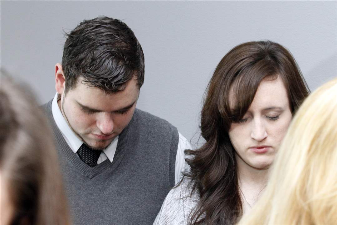 Pete-and-Brianne-Hannigan-bow-their-heads-in-prayer-after-receiving-the-keys-to-their-new-home