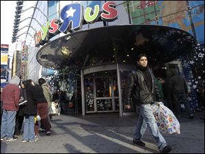 A last-minute shopper leaves the Toys R Us store in New York. In the week before Christmas, shoppers gave retailers a 4.5 percent hike in revenue over the same week last year at stores open at least a year.