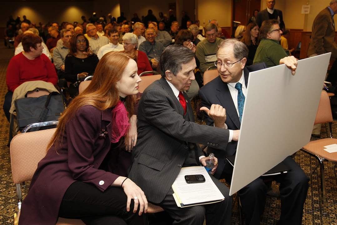 kucinich-examines-davis-besse-photos