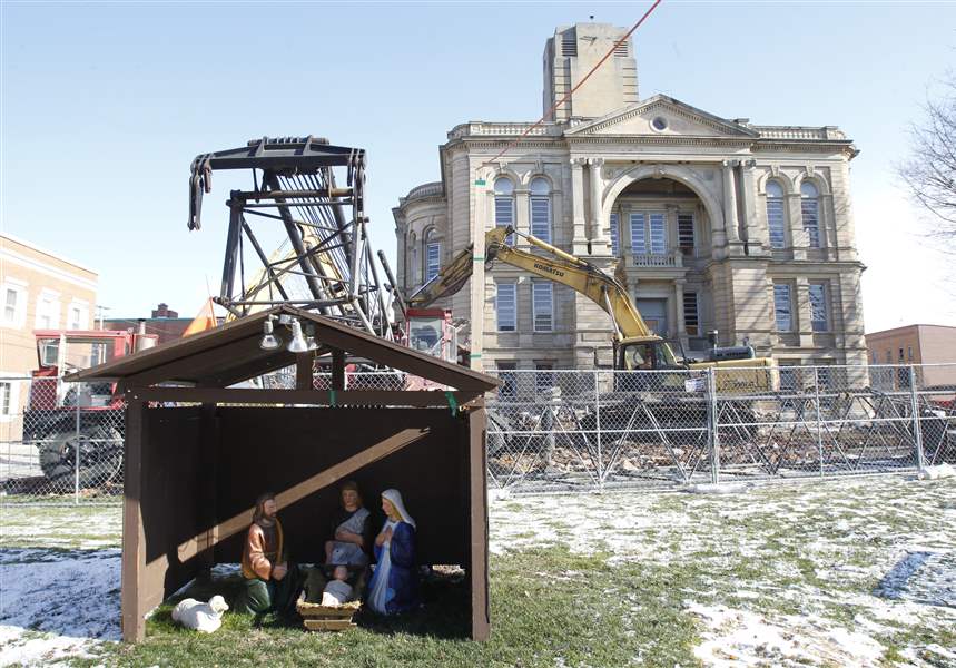 Crews-start-to-demolish-Seneca-Co-Courthouse-3