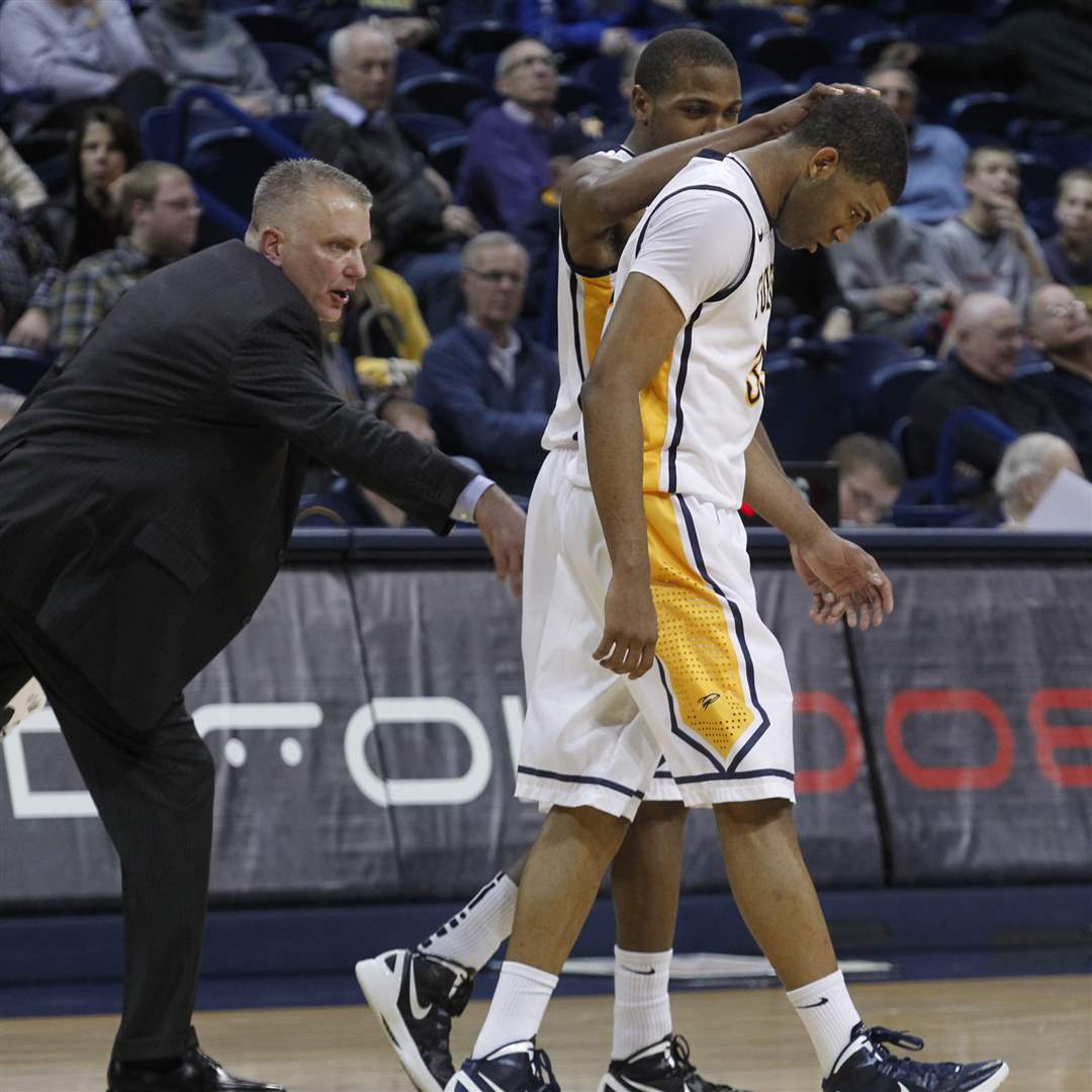 UT-head-coach-Tod-Kowalczyk-reacts-with-his-players-including-Curtis-Dennis-center-and-Rian-Pearson