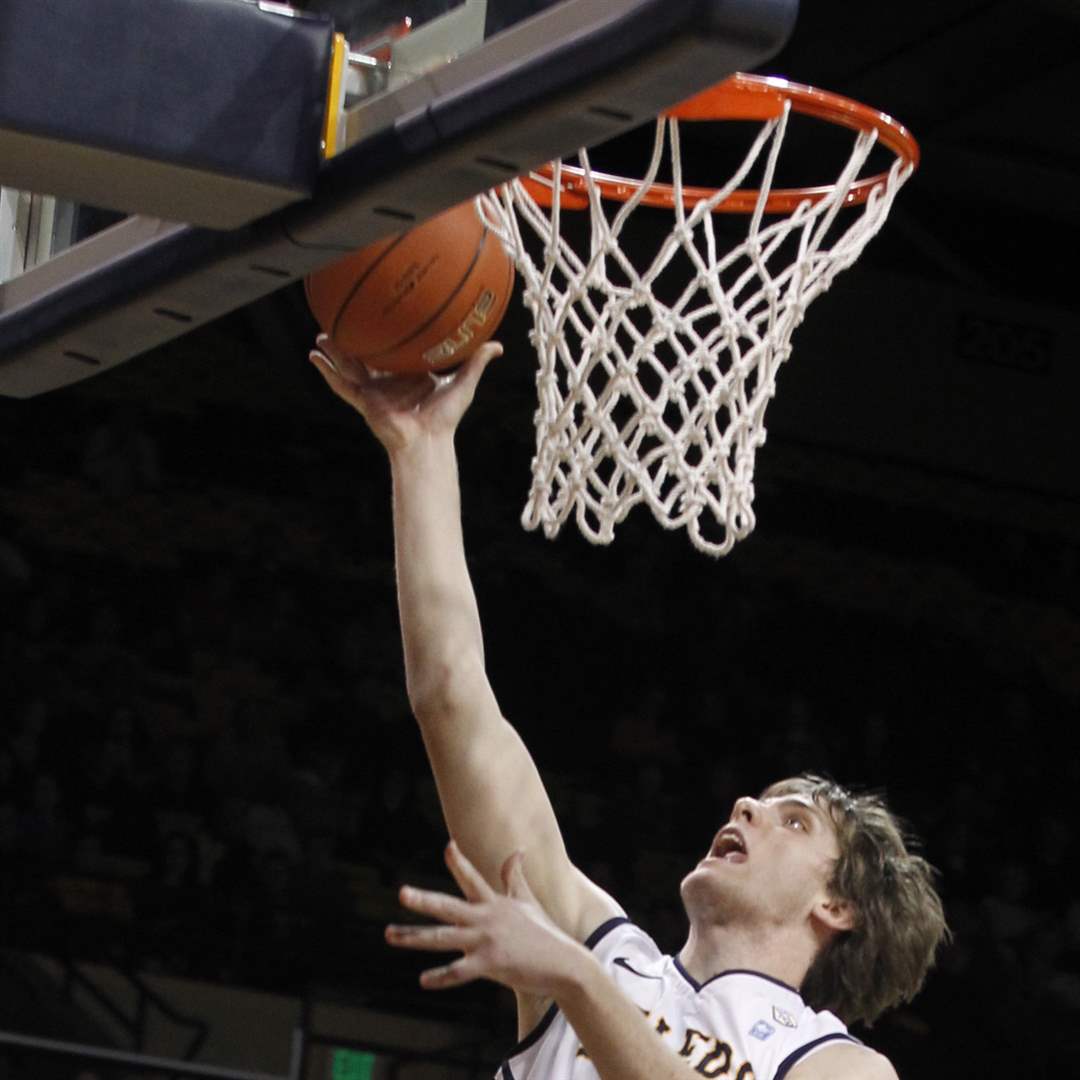 UT-s-Richard-Wonnell-goes-up-for-two-during-game