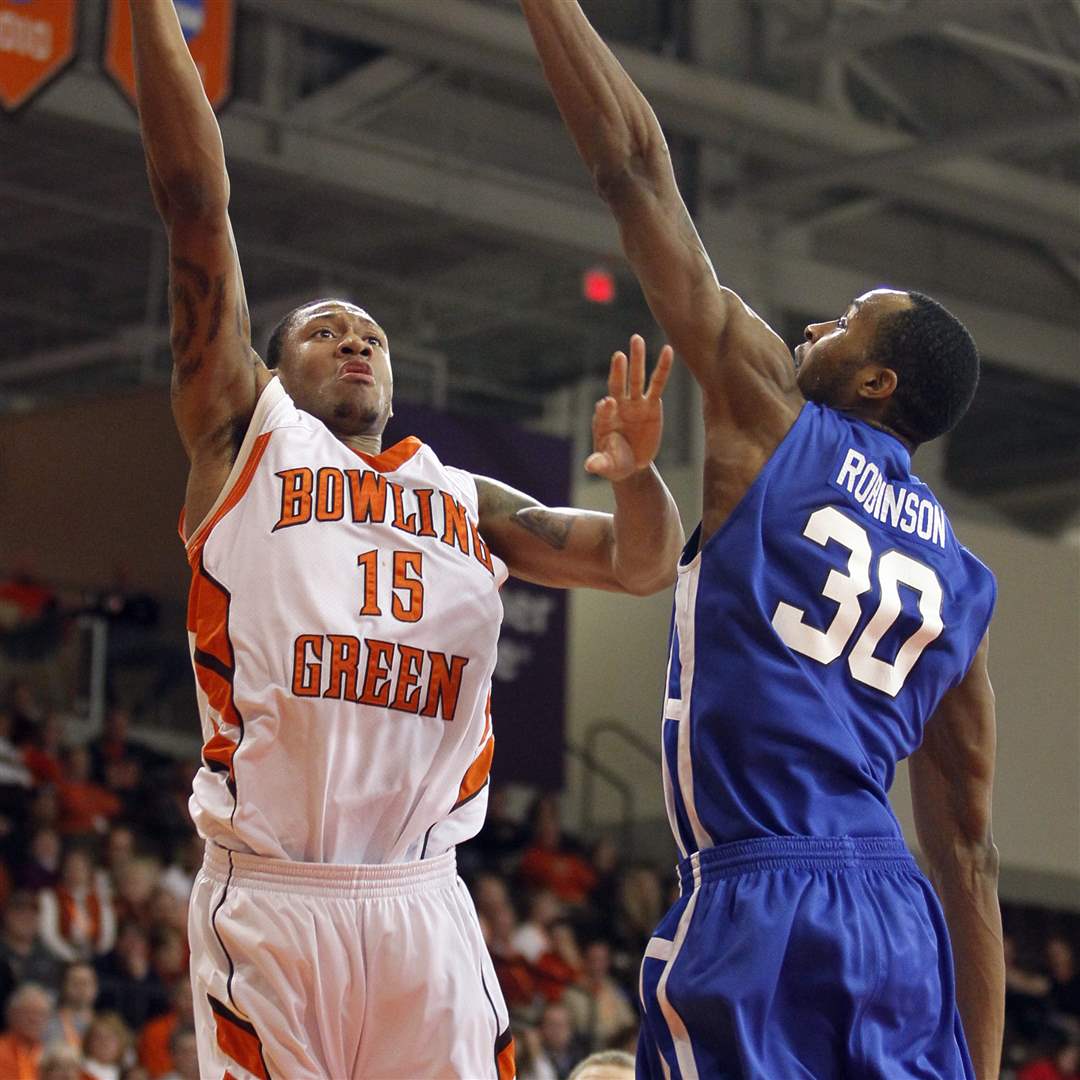 Bowling-Green-State-University-forward-A-uston-Calhoun-15-goes-to-the-net