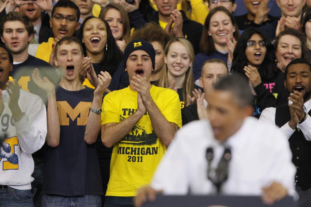 students-applaud-behind-obama-1
