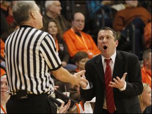 Bowling Green women's coach Curt Miller disputes a call on Sunday. He later suffered a mild stroke, which was diagnosed on Thursday.