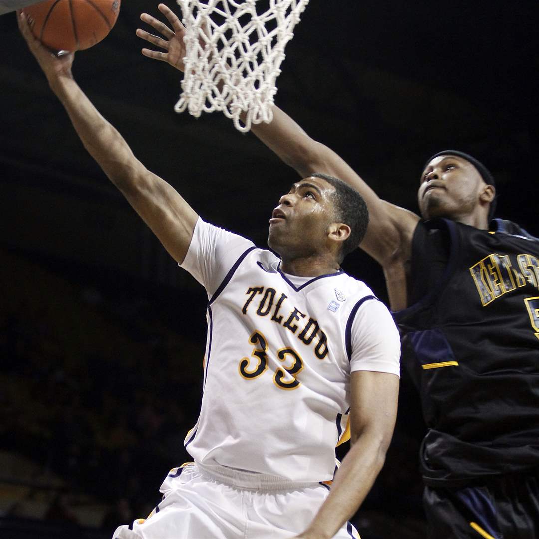 UT-guard-Curtis-Dennis-goes-to-the-net