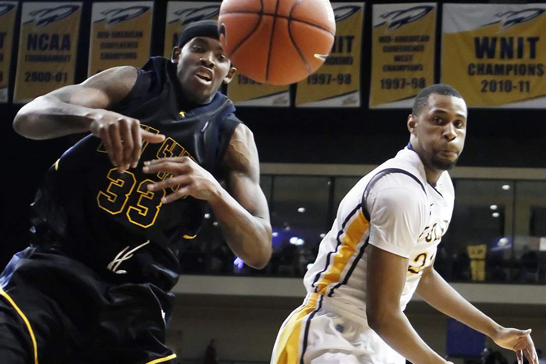 Kent-State-s-Justin-manns-chases-a-loose-ball