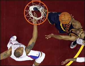Cleveland Cavaliers' Ramon Sessions, right, shoots over Los Angeles Clippers' Caron Butler in the second quarter Wednesday night.