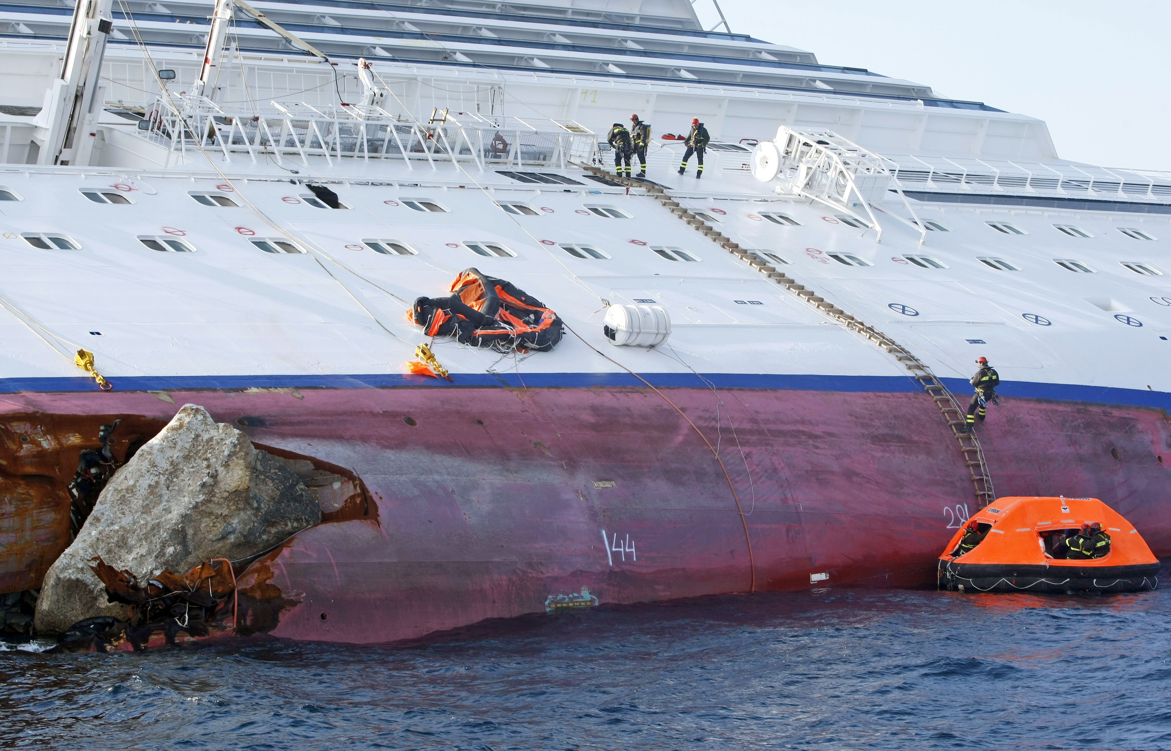 Lawyer shipwreck survivors to push for tightening of cruise ship