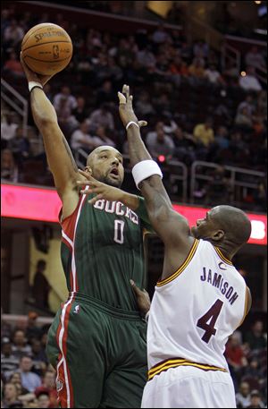 Milwaukee’s Drew Gooden shoots over Cleveland’s Antawn Jamison. Gooden had 19 points for the Bucks.