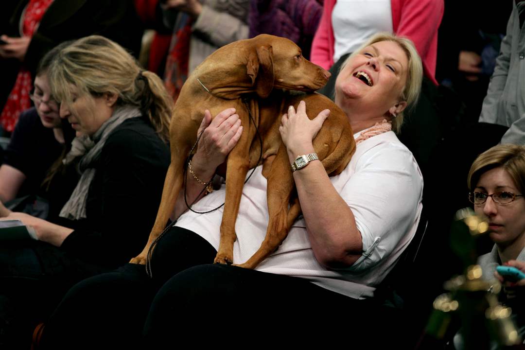 Cathleen-Cline-of-Los-Angeles-holds-her-vizsla-Marlo-Classic-That-Gir