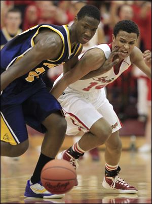 Whitmer's Nigel Hayes, left, holds off Central's DeShone Kizer while battling for a loose ball.