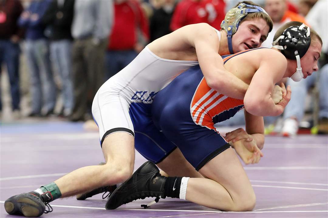 Dexter-Lee-of-Elmwood-defeats-Zac-Tupps-of-Galion-7-0-in-the-113-pound-weight-class