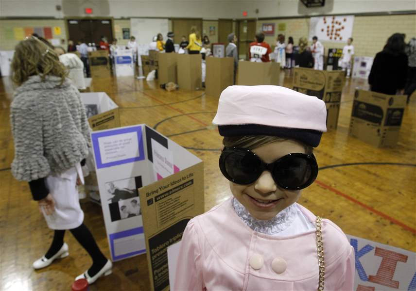 Students-spring-into-roles-of-famous-in-wax-museum-3