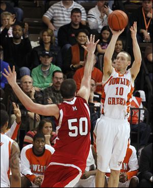 Bowling Green's Scott Thomas, who finished with 10 points, shoots over Miami's Drew McGhee.