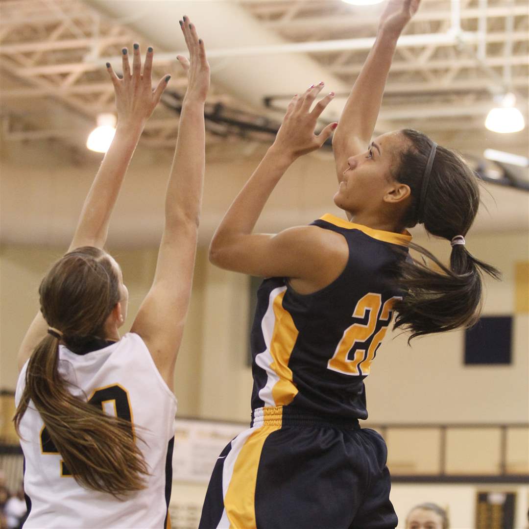 Notre-Dame-s-Jayda-Worthy-shoots-over-Northview-s-Kendall-McCoy