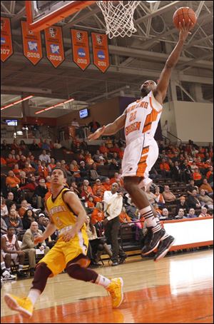 Bowling Green’s Dee Brown scores in the second half. He led the Falcons with 20 points.