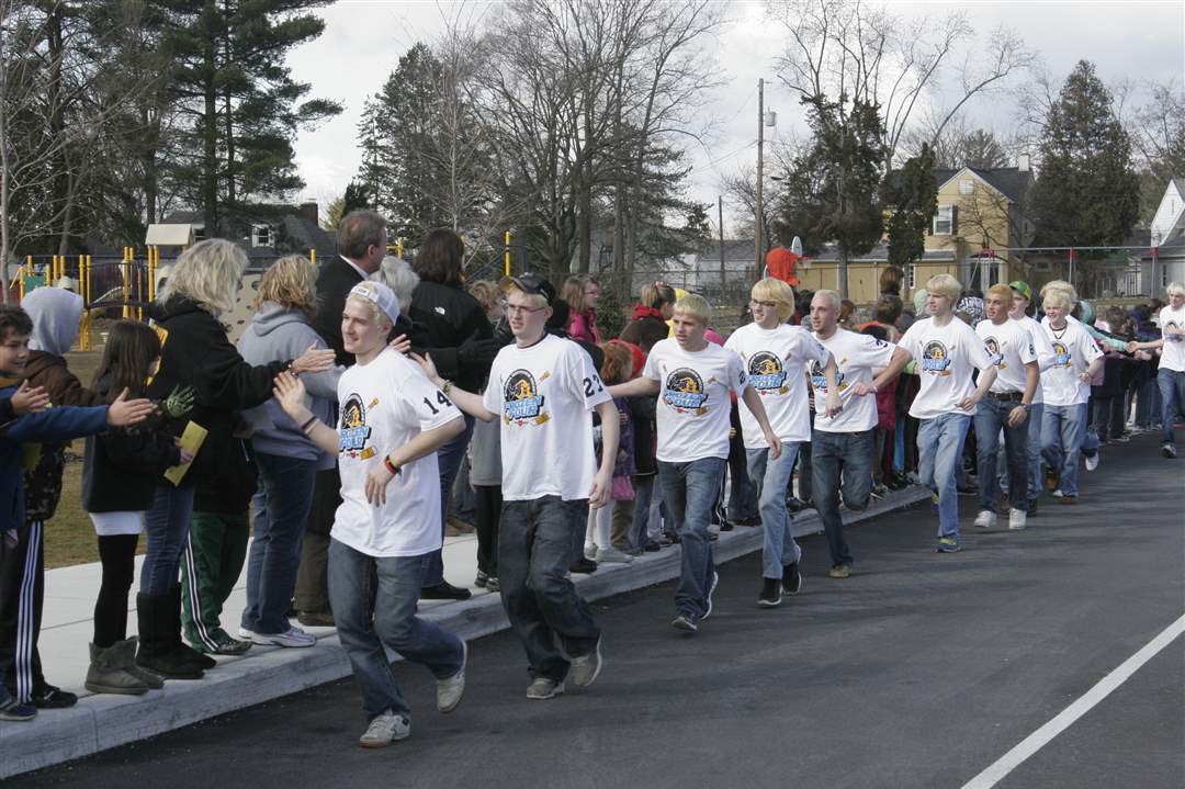 Members-of-the-Northview-hockey-team-greet-the-students-at-Maplewood