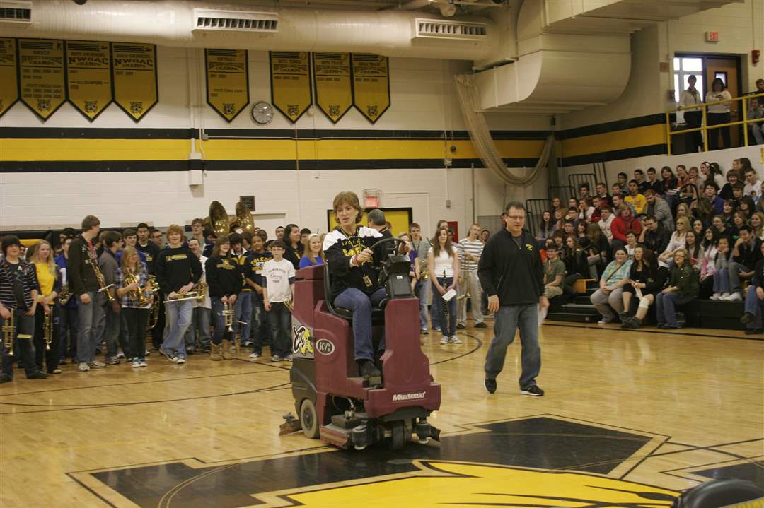 Northview-High-Schools-gives-its-boys-hockey-team-a-state-send-off-with-the-floor-cleaner