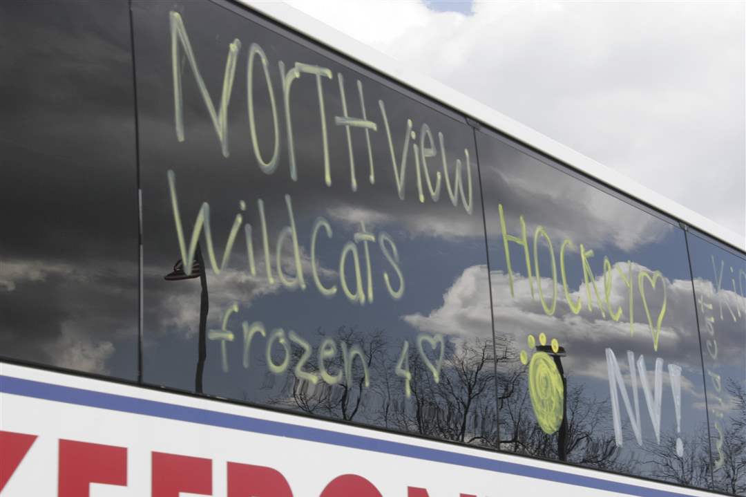 Northview-students-decoarted-the-team-bus-for-the-hockey-team