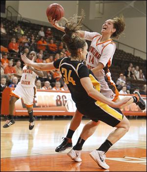 Bowling Green's Jessica Slagle finds her path to the basket blocked by Chelsea Snyder.