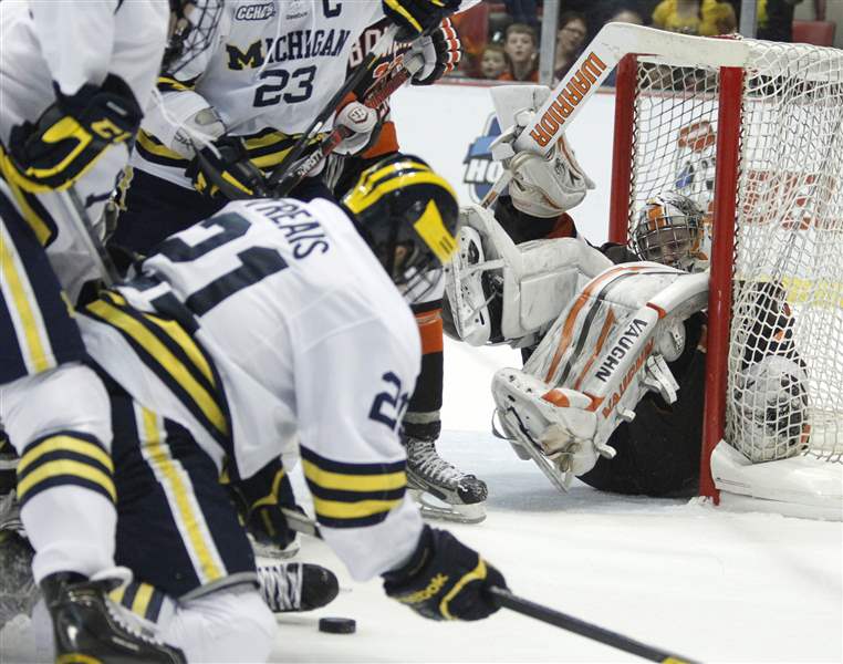 Bowling-Green-goalie-Andrew-Hammond-right-had-55-saves