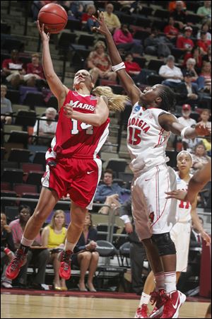 Marist’s Casey Dulin, left, goes up for a layup against Georgia’s Krista Donald in the second half. Marist beat Georgia 76-70.