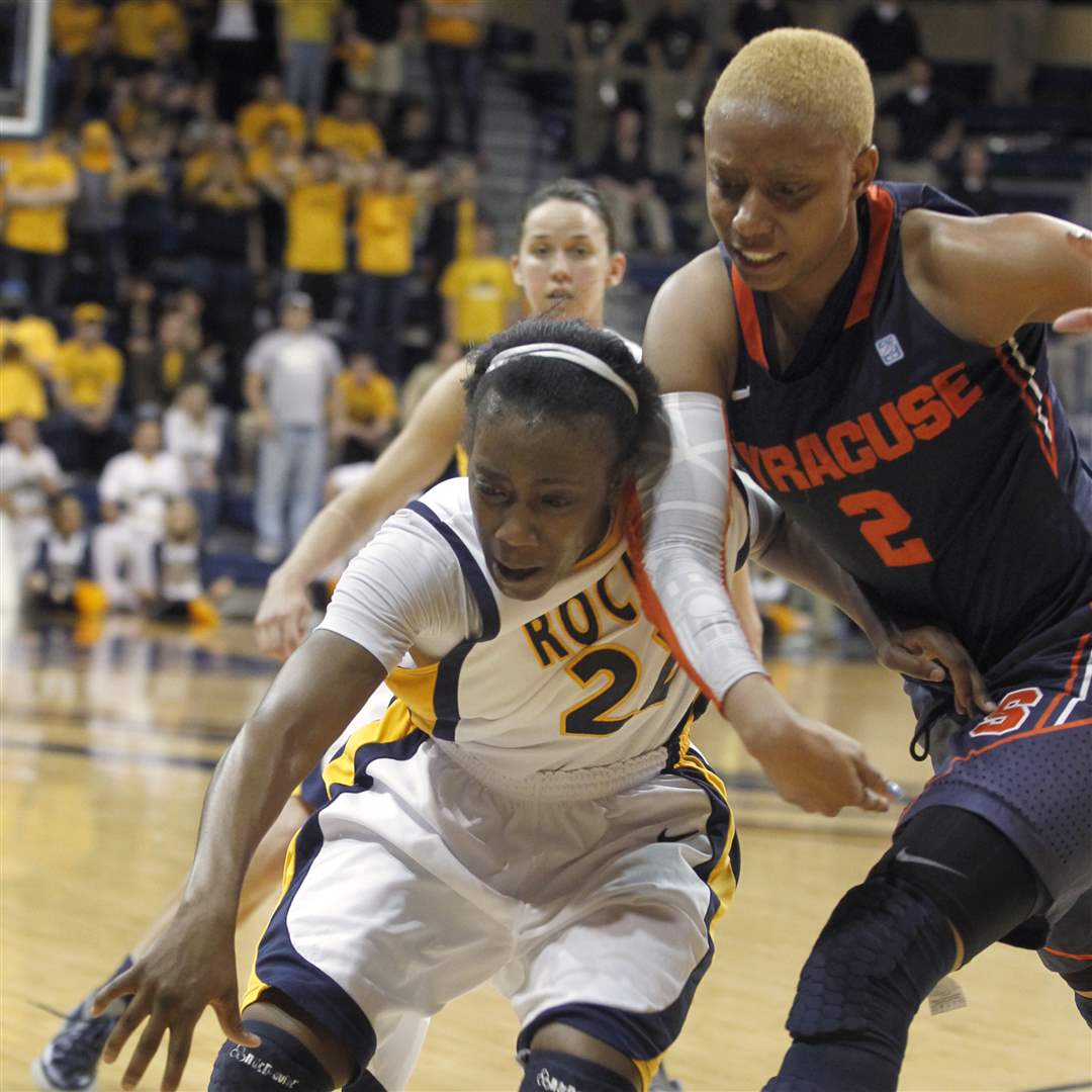 UT-s-Andola-Dortch-and-Syracuse-s-Elashier-Hall-chase-a-loose-ball