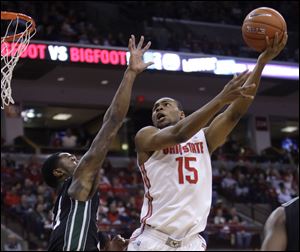Ohio State's J.D. Weatherspoon, right, shoots over South Carolina Upstate's Jodd Maxey last season. Weatherspoon will transfer to the University of Toledo.