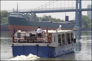Capt. Rick Knapp heads the Sandpiper upriver as the cruise begins.