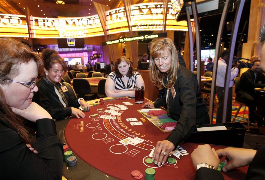 Sue-Utter-practices-dealing-blackjack-at-Hollywood-Casino-Toledo